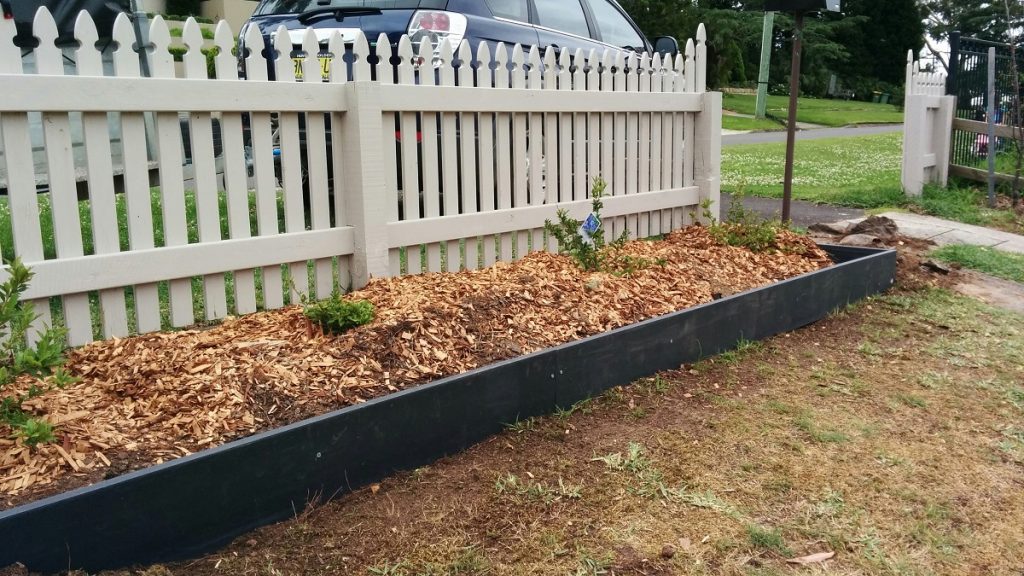 Recycled Plastic Resin Decorative Border Garden Edging Landscape Fence Set-6 Pieces 23 Inch X 6 Black 
